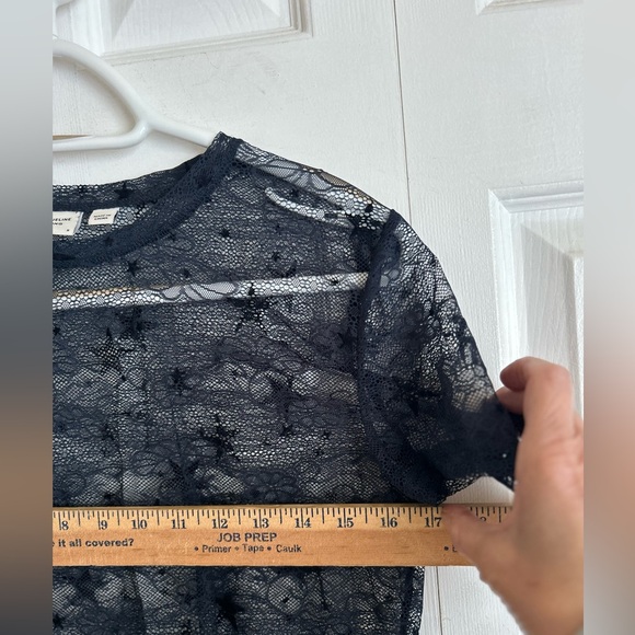 ❤️ 3/$15❤️ Stretch Lace crew neck - Picture 2 of 7